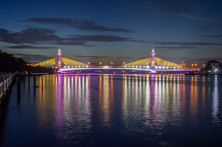 Chao Phraya河上桥 黄昏时打开LED灯地标旅行摩天大楼城市运输景观日落池塘蓝色天空图片