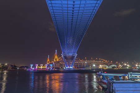 Bhumibol大桥河大桥 晚上用多种颜色打开灯光街道远景夜景场景海景色光城市天际渡船视野图片