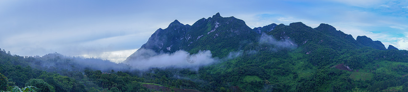 绿山全景 山中央和山顶有雾雾 (注 青山全景)图片