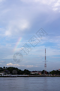Chao Phraya河上的彩虹和信号塔背景图片