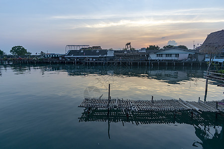 渔民在萨塔菲普的家和海边房子 与水面反射旅行建筑文化建筑学景观日落港口天空地平线运输图片