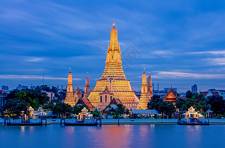 阿伦·沃拉维汉寺位于泰国焦普拉亚河 夜里灯光照亮了美丽的水图片