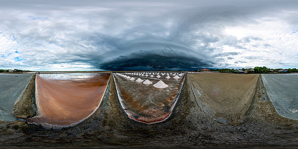 下午的VR360盐水 天空布满了雨云 远远地看到阿卡斯的云 左边是盐水 里面混有结晶体 中间是有结晶体的盐 堆积如山图片