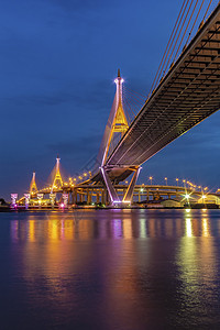 城市高速Bhumibol大桥河大桥 晚上用多种颜色打开灯光远景夜景光源反射城市海景场景夜空交通戒指背景