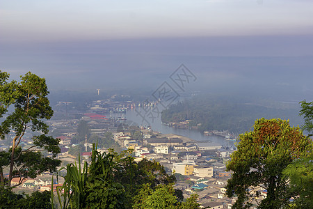 渔村 住在河边 靠海 渔船停靠 傍晚出海等鱼景观全景港口蓝色海滩城市海岸线旅游建筑爬坡图片