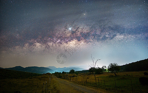 银河和农村道路星云天文银河系水库星系科学天空夜空摄影蓝色图片