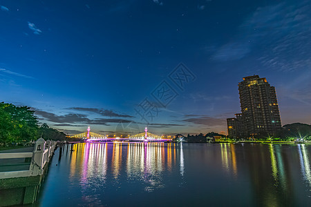 Chao Phraya河上桥 黄昏时打开LED灯蓝色城市建筑运输地标气氛反射公园旅游景观图片