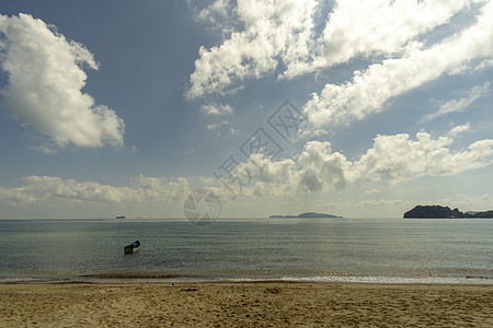 2019年3月在春蓬省Sairee海滩的海洋大气 中午海和海滩 天空明亮 云彩是白色的图片