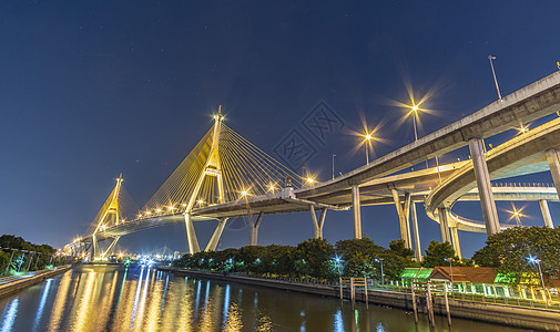 Bhumibol大桥河大桥 晚上用多种颜色打开灯光反射场景街道远景海景工程色光外表建筑学戒指图片