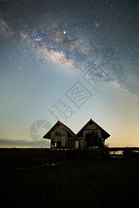银河系 旧的废弃房屋 露天红屋顶乳白色天文蓝色夜空天文学老房子星座星云宇宙房子图片