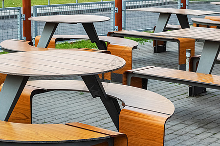 在户外咖啡厅的木桌椅装饰座位宴会餐厅椅子咖啡休息城市咖啡店气氛图片