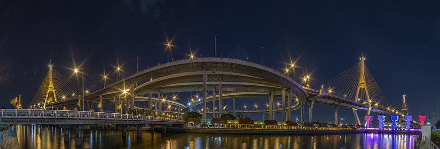 Bhumibol大桥河大桥 晚上用多种颜色打开灯光建筑学地标城市夜空视野色光风景夜景电缆工程图片
