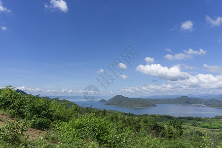 泰国斯里纳卡林储藏所周围的清蓝天空白云 树木和天然草木场地池塘国家逆转旅行气氛山脉蓝天蓝色土地图片