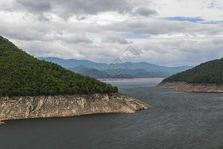 泰国塔克省北部湖布密博尔大坝的自然景象与雨季山林和天空相伴蓝色全景旅行发电机车站森林电气环境游客建造图片