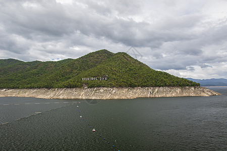 泰国塔克省北部湖布密博尔大坝的自然景象与雨季山林和天空相伴旅行地标力量植物建造涡轮游客车站风景活力图片