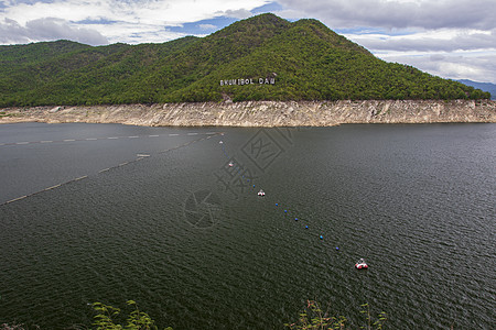 泰国塔克省北部湖布密博尔大坝的自然景象与雨季山林和天空相伴车站涡轮力量电气蓝色建造发电机旅游建筑学工程图片