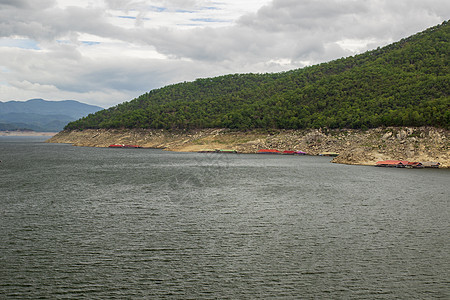 泰国塔克省北部湖布密博尔大坝的自然景象与雨季山林和天空相伴水库环境蓝色发电机地标活力水电工程技术游客图片