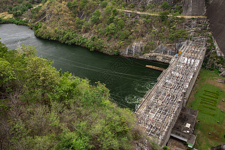 泰克泰国普密蓬大坝的景色 是泰国第一座多用途水坝 用于农业和电力蓄水 弯曲的混凝土水坝技术涡轮工程蓝色植物森林活力旅行天空电气图片