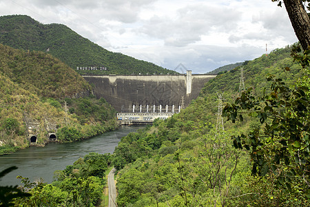 Tak 普密蓬大坝的正面图 是泰国第一座多用途水坝 用于农业和电力蓄水 弯曲的混凝土水坝蓝色立方体涡轮车站活力建筑学技术水电场景图片