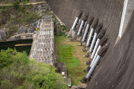 泰克泰国普密蓬大坝的景色 是泰国第一座多用途水坝 用于农业和电力蓄水 弯曲的混凝土水坝天线活力流动水库电气天空力量水电森林发电机图片