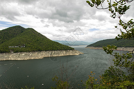 泰国塔克省北部湖布密博尔大坝的自然景象与雨季山林和天空相伴工程游客发电机车站旅游植物森林活力环境力量图片