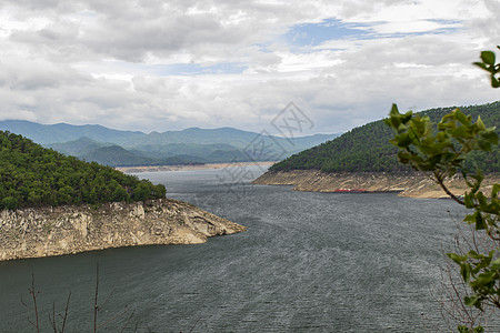 泰国塔克省北部湖布密博尔大坝的自然景象与雨季山林和天空相伴游客建造地标水库活力工程密蓬电气植物蓝色图片