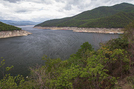 泰国塔克省北部湖布密博尔大坝的自然景象与雨季山林和天空相伴建筑学旅游发电机建造技术游客水库植物活力工程图片