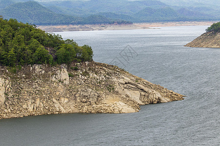 泰国塔克省北部湖布密博尔大坝的自然景象与雨季山林和天空相伴力量电气旅游发电机涡轮环境植物建筑学蓝色车站图片