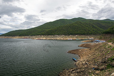 泰国塔克省北部湖布密博尔大坝的自然景象与雨季山林和天空相伴建筑学蓝色地标森林游客车站发电机环境风景水电图片