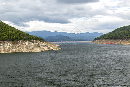 泰国塔克省北部湖布密博尔大坝的自然景象与雨季山林和天空相伴旅行风景建造建筑学力量密蓬活力水库游客发电机图片