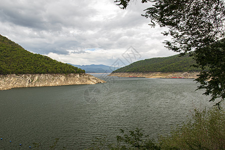 泰国塔克省北部湖布密博尔大坝的自然景象与雨季山林和天空相伴水库力量车站旅行植物森林地标蓝色建造工程图片