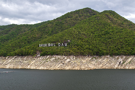 泰国塔克省北部湖布密博尔大坝的自然景象与雨季山林和天空相伴植物风景密蓬旅游涡轮电气水电环境全景地标图片