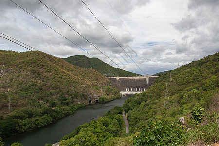 Tak 普密蓬大坝的正面图 是泰国第一座多用途水坝 用于农业和电力蓄水 弯曲的混凝土水坝立方体植物车站力量地标环境水库流动电气建图片