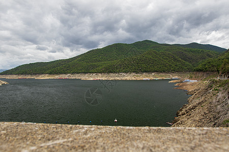 泰国塔克省北部湖布密博尔大坝的自然景象与雨季山林和天空相伴风景电气森林工程全景活力车站旅游环境涡轮图片