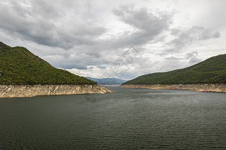 泰国塔克省北部湖布密博尔大坝的自然景象与雨季山林和天空相伴工程建筑学旅行风景力量密蓬环境水库森林技术图片