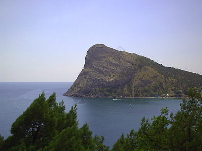 在克里米亚市新世界附近的 黑海沿岸的岩石海岸下 夏季风景一触即发旅游太阳场景支撑海浪蓝色海滩海洋木头晴天背景图片