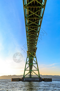 桥桥水域视图海洋建筑物低角度图片