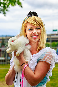 仙境中的爱丽丝兔科金发角色戏服漫游哺乳动物艺术天空娱乐动物图片