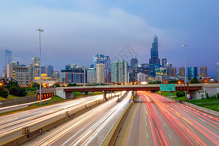 芝加哥市中心天际的黄昏日落办公室天空天线蓝色建筑学景观街道交通地标图片