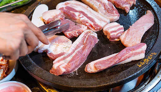 韩国餐厅的煎炸黑猪肉饭 新鲜美味可口科林食品烹饪用生菜制成铁板 特写 复制空间 生活方式芝麻包装胡椒美食平底锅猪肉盘子食谱传统食图片