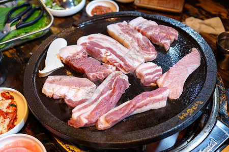 韩国餐厅的煎炸黑猪肉饭 新鲜美味可口科林食品烹饪用生菜制成铁板 特写 复制空间 生活方式油炸叶子猪肉盘子食谱包装食物文化传统炙烤图片