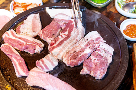 韩国餐厅的煎炸黑猪肉饭 新鲜美味可口科林食品烹饪用生菜制成铁板 特写 复制空间 生活方式食谱盘子炙烤文化美食猪肉芝麻叶子平底锅油图片