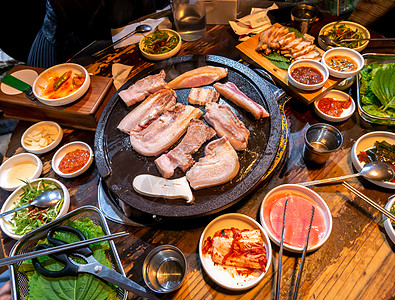 韩国餐厅的煎烤黑猪肉饭 新鲜美味可口可乐食品烹饪用生菜制成铁板 闭合 复制空间 生活方式猪肉美食文化包装油炸食谱叶子芝麻炙烤盘子图片