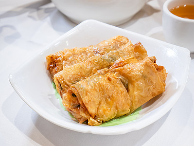 美味的点心 亚洲著名的粤菜  香港 yumcha 餐厅的炸豆腐 豆腐皮 卷配虾和虾 特写皮肤食谱筷子午餐白色盘子豆腐文化油炸食物图片