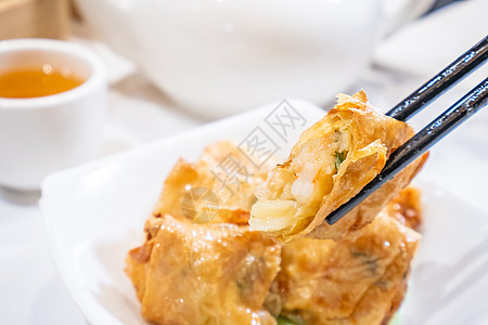 美味的点心 亚洲著名的粤菜  香港 yumcha 餐厅的炸豆腐 豆腐皮 卷配虾和虾 特写美食盘子豆腐白色皮肤筷子食物油炸文化空白图片