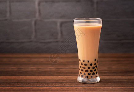 木桌玻璃和深灰色砖块背景的美味泡泡奶茶 在台湾流行的食品和饮料 特写波霸木薯餐厅食物杯子牛奶托盘珍珠派对食谱图片