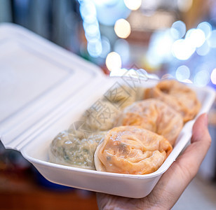 南韩传统市场中美味的蒸汽圆包子 特殊韩国街头食品烹饪 特写 bokeh 复制空间汽船食物文化盒子蔬菜饺子背景街道美食图片