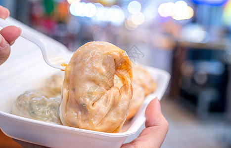 南韩传统市场中美味的蒸汽圆包子 特殊韩国街头食品烹饪 特写 bokeh 复制空间盒子美食食物蔬菜饺子街道文化汽船背景图片