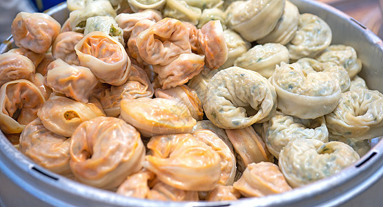 南韩传统市场中美味的蒸汽圆包子 特殊韩国街头食品烹饪 特写 bokeh 复制空间饺子汽船蔬菜街道美食文化食物背景盒子图片