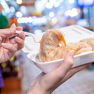 南韩传统市场中美味的蒸汽圆包子 特殊韩国街头食品烹饪 特写 bokeh 复制空间盒子饺子汽船街道背景食物蔬菜美食文化图片